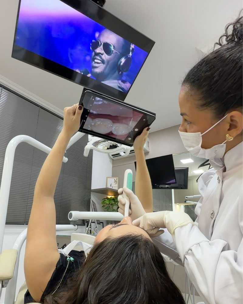 Cadeira de atendimento com tela de filmes e função massagem, na clínica da Dra. Jamile em Londrina